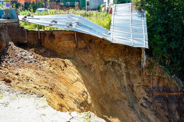 Landslide Collapses House In Dhapakhel, Lalitpur A house collapses after heavy rainfall triggered a landslide in Dhapakhel, Lalitpur, Nepal, on September 28, 2026. The area experienced heavy rainfall throughout the day. Lalitpur bagmati Nepal  Copyright: xAmbirxTolangx originalFilename: tolang-landslid260928_npGeG.jpg