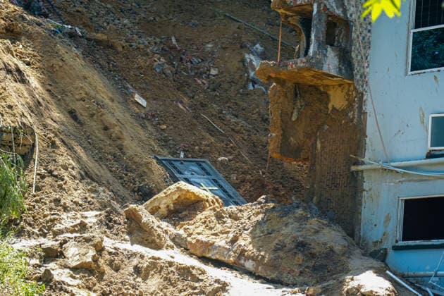 Landslide Collapses House In Dhapakhel, Lalitpur A house collapses after heavy rainfall triggered a landslide in Dhapakhel, Lalitpur, Nepal, on September 28, 2026. The area experienced heavy rainfall throughout the day. Lalitpur bagmati Nepal  Copyright: xAmbirxTolangx originalFilename: tolang-landslid260928_npXGD.jpg