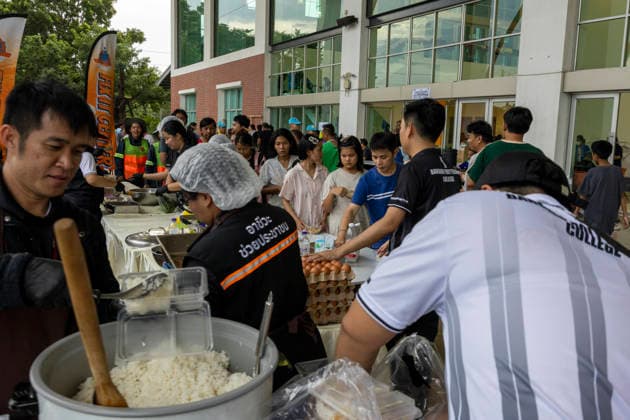 Bangkok Flooding Forces Residents Into Temporary Shelters Volunteers distribute food to people at a government-organised shelter at King Mongkut™s Institute of Technology Ladkrabang (KMITL) in Bangkok, Thailand, September 28, 2026. Flooding has forced residents to seek refuge in temporary shelters in the Thai capital. Bangkok Bangkok Thailand Copyright: xNicolaxLongobardix