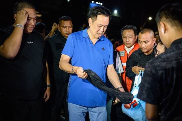 September 28, 2026, Bangkok, Thailand: BANGKOK, THAILAND, SEPTEMBER 28, 2026: Thai Prime Minister Anutin Charnvirakul visits the flood-hit Khlong Chan Housing Estate in Bang Kapi district, as residents continue to cope with severe flooding. Floodwaters reached about 1.5 metres in the community, disrupting daily life and leaving some residents without electricity, clean water and access to essential supplies. Bangkok Thailand  - ZUMAq101 20260928_zna_q101_062 Copyright: xWatsawatxKoktabtimx