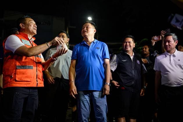 September 28, 2026, Bangkok, Thailand: BANGKOK, THAILAND, SEPTEMBER 28, 2026: Thai Prime Minister Anutin Charnvirakul visits the flood-hit Khlong Chan Housing Estate in Bang Kapi district, as residents continue to cope with severe flooding. Floodwaters reached about 1.5 metres in the community, disrupting daily life and leaving some residents without electricity, clean water and access to essential supplies. Bangkok Thailand  - ZUMAq101 20260928_zna_q101_066 Copyright: xWatsawatxKoktabtimx