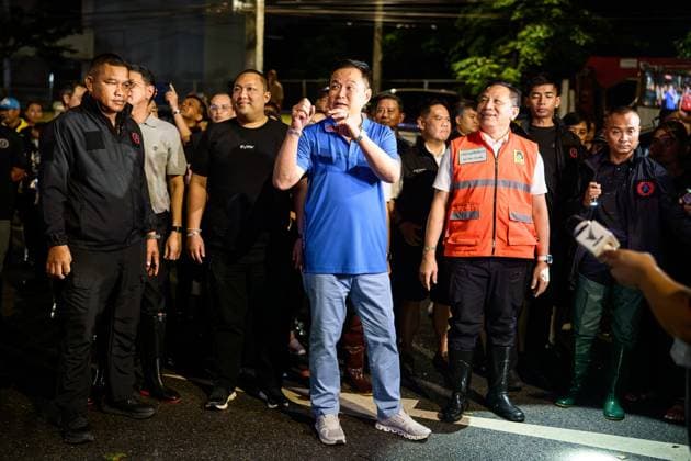 September 28, 2026, Bangkok, Thailand: BANGKOK, THAILAND, SEPTEMBER 28, 2026: Thai Prime Minister Anutin Charnvirakul visits the flood-hit Khlong Chan Housing Estate in Bang Kapi district, as residents continue to cope with severe flooding. Floodwaters reached about 1.5 metres in the community, disrupting daily life and leaving some residents without electricity, clean water and access to essential supplies. Bangkok Thailand  - ZUMAq101 20260928_zna_q101_069 Copyright: xWatsawatxKoktabtimx