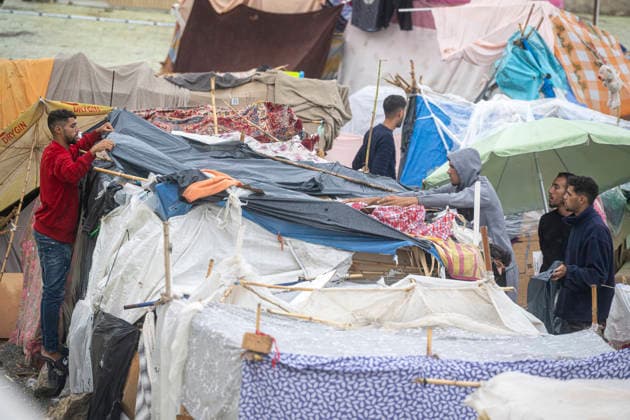 Rain Affects the Settlements on El Trampolín Beach in Ceuta Migrants try to keep the rain-damaged shacks standing on El Trampolín Beach on September 28, 2026, in Ceuta, Spain. Around 3,000 migrants remain in makeshift settlements on Ceuta’s beaches following the massive influx recorded in late July. The continuous rain is flooding the ground and damaging the shacks built with reeds, plastic, cardboard, and sheets on El Trampolín Beach. SEPTEMBER 28, 2026, Ceuta, Spain Copyright: xMarcosxMorenox 7806265