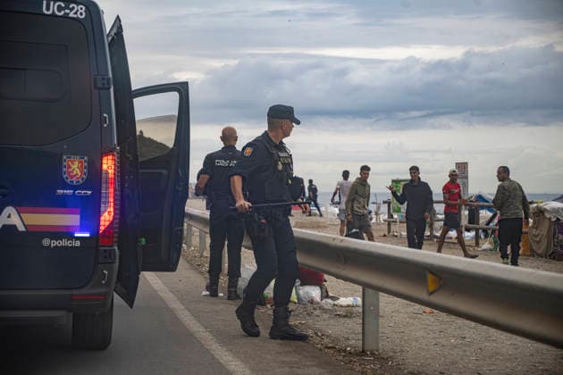 Rain Affects the Settlements on El Trampolín Beach in Ceuta The National Police intervene in the settlements on El Trampolín Beach on September 28, 2026, in Ceuta, Spain. Around 3,000 migrants remain in makeshift settlements on Ceuta’s beaches following the mass influx recorded in late July. Continuous rain is flooding the ground and damaging the shacks built from reeds, plastic, cardboard, and sheets on El Trampolín Beach. SEPTEMBER 28, 2026 Ceuta, Ceuta, Spain Copyright: xMarcosxMorenox 7806304