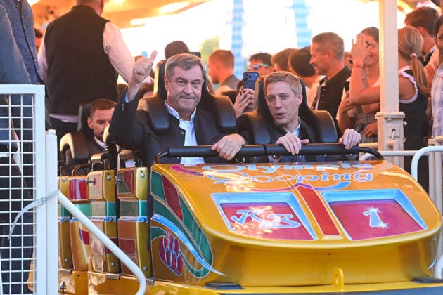 Markus SOEDER (Ministerpraesident Bayern und CSU Vorsitzender) und Oberbuergermeister Dominik Krause fahren Olympia-Looping. Die beiden lösen damit ein Versprechen ein: Sie hatten die Fahrt in der Achterbahn fuer den Fall angekuendigt dass Muenchen den Zuschlag im nationalen Auswahl-Verfahren für die Olympischen Spiele bekommt. 191. Oktoberfest vom 19.09.-04.10.2026 auf der Theresienwiese in Muenchen.