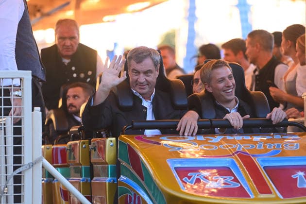 Markus SOEDER (Ministerpraesident Bayern und CSU Vorsitzender) und Oberbuergermeister Dominik Krause fahren Olympia-Looping. Die beiden lösen damit ein Versprechen ein: Sie hatten die Fahrt in der Achterbahn fuer den Fall angekuendigt dass Muenchen den Zuschlag im nationalen Auswahl-Verfahren für die Olympischen Spiele bekommt. 191. Oktoberfest vom 19.09.-04.10.2026 auf der Theresienwiese in Muenchen.