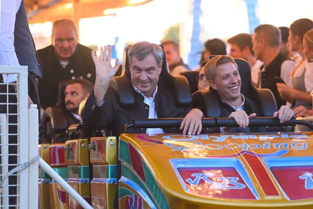 Markus SOEDER (Ministerpraesident Bayern und CSU Vorsitzender) und Oberbuergermeister Dominik Krause fahren Olympia-Looping. Die beiden lösen damit ein Versprechen ein: Sie hatten die Fahrt in der Achterbahn fuer den Fall angekuendigt dass Muenchen den Zuschlag im nationalen Auswahl-Verfahren für die Olympischen Spiele bekommt. 191. Oktoberfest vom 19.09.-04.10.2026 auf der Theresienwiese in Muenchen.