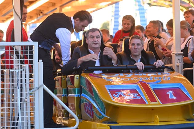 Markus SOEDER (Ministerpraesident Bayern und CSU Vorsitzender) und Oberbuergermeister Dominik Krause fahren Olympia-Looping. Die beiden lösen damit ein Versprechen ein: Sie hatten die Fahrt in der Achterbahn fuer den Fall angekuendigt dass Muenchen den Zuschlag im nationalen Auswahl-Verfahren für die Olympischen Spiele bekommt. 191. Oktoberfest vom 19.09.-04.10.2026 auf der Theresienwiese in Muenchen.