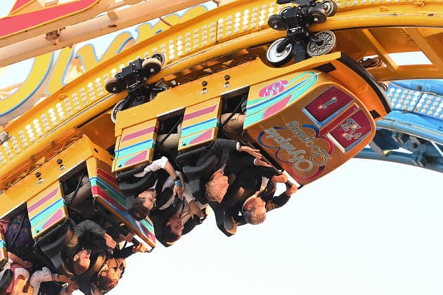 Markus SOEDER (Ministerpraesident Bayern und CSU Vorsitzender) und Oberbuergermeister Dominik Krause fahren Olympia-Looping. Die beiden lösen damit ein Versprechen ein: Sie hatten die Fahrt in der Achterbahn fuer den Fall angekuendigt dass Muenchen den Zuschlag im nationalen Auswahl-Verfahren für die Olympischen Spiele bekommt. 191. Oktoberfest vom 19.09.-04.10.2026 auf der Theresienwiese in Muenchen.