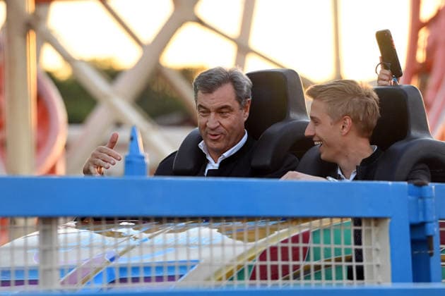 Markus SOEDER (Ministerpraesident Bayern und CSU Vorsitzender) und Oberbuergermeister Dominik Krause fahren Olympia-Looping. Die beiden lösen damit ein Versprechen ein: Sie hatten die Fahrt in der Achterbahn fuer den Fall angekuendigt dass Muenchen den Zuschlag im nationalen Auswahl-Verfahren für die Olympischen Spiele bekommt. 191. Oktoberfest vom 19.09.-04.10.2026 auf der Theresienwiese in Muenchen.