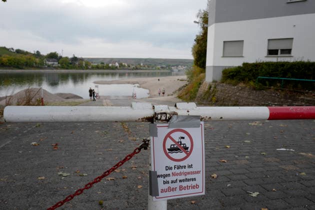 Fährbetrieb eingestellt 28.09.2026 Aufgrund Niedrigwasser ragen aus dem Rhein bei Kornsand und Nierstein Sandbänke aus dem Wasser. Bei diesem geringen Wasserpegel kann die Fahrzeugfähre nicht mehr anlegen. Baggerarbeiten zwecks Verlegen des Sandes waren nicht erfolgreich. Der Fährbetrieb wurde bis auf weiteres eingestellt. Nach Mainz oder Worms muss eine andere Überfahrt erfolgen Kornsand Hessen Deutschland