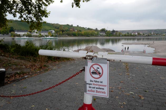 Fährbetrieb eingestellt 28.09.2026 Aufgrund Niedrigwasser ragen aus dem Rhein bei Kornsand und Nierstein Sandbänke aus dem Wasser. Bei diesem geringen Wasserpegel kann die Fahrzeugfähre nicht mehr anlegen. Baggerarbeiten zwecks Verlegen des Sandes waren nicht erfolgreich. Der Fährbetrieb wurde bis auf weiteres eingestellt. Nach Mainz oder Worms muss eine andere Überfahrt erfolgen Kornsand Hessen Deutschland