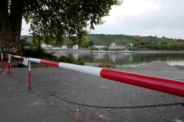 Fährbetrieb eingestellt 28.09.2026 Aufgrund Niedrigwasser ragen aus dem Rhein bei Kornsand und Nierstein Sandbänke aus dem Wasser. Bei diesem geringen Wasserpegel kann die Fahrzeugfähre nicht mehr anlegen. Baggerarbeiten zwecks Verlegen des Sandes waren nicht erfolgreich. Der Fährbetrieb wurde bis auf weiteres eingestellt. Nach Mainz oder Worms muss eine andere Überfahrt erfolgen Kornsand Hessen Deutschland