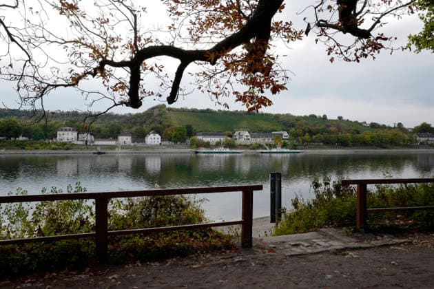 Fährbetrieb eingestellt 28.09.2026 Aufgrund Niedrigwasser ragen aus dem Rhein bei Kornsand und Nierstein Sandbänke aus dem Wasser. Bei diesem geringen Wasserpegel kann die Fahrzeugfähre nicht mehr anlegen. Baggerarbeiten zwecks Verlegen des Sandes waren nicht erfolgreich. Der Fährbetrieb wurde bis auf weiteres eingestellt. Nach Mainz oder Worms muss eine andere Überfahrt erfolgen Kornsand Hessen Deutschland