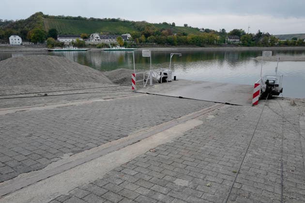 Fährbetrieb eingestellt 28.09.2026 Aufgrund Niedrigwasser ragen aus dem Rhein bei Kornsand und Nierstein Sandbänke aus dem Wasser. Bei diesem geringen Wasserpegel kann die Fahrzeugfähre nicht mehr anlegen. Baggerarbeiten zwecks Verlegen des Sandes waren nicht erfolgreich. Der Fährbetrieb wurde bis auf weiteres eingestellt. Nach Mainz oder Worms muss eine andere Überfahrt erfolgen Kornsand Hessen Deutschland