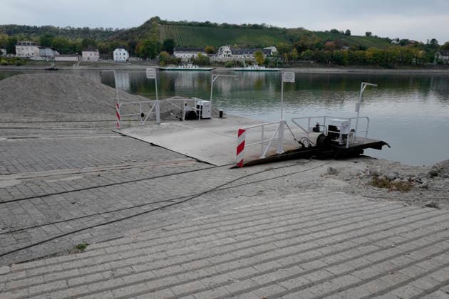 Fährbetrieb eingestellt 28.09.2026 Aufgrund Niedrigwasser ragen aus dem Rhein bei Kornsand und Nierstein Sandbänke aus dem Wasser. Bei diesem geringen Wasserpegel kann die Fahrzeugfähre nicht mehr anlegen. Baggerarbeiten zwecks Verlegen des Sandes waren nicht erfolgreich. Der Fährbetrieb wurde bis auf weiteres eingestellt. Nach Mainz oder Worms muss eine andere Überfahrt erfolgen Kornsand Hessen Deutschland