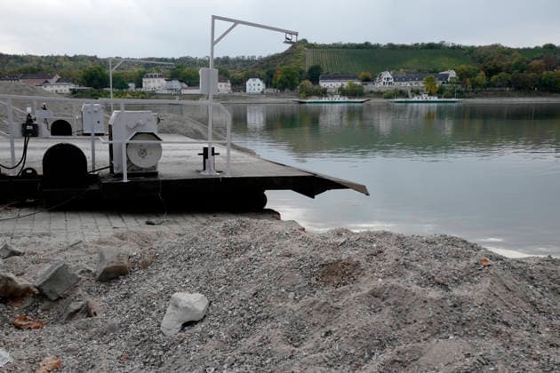 Fährbetrieb eingestellt 28.09.2026 Aufgrund Niedrigwasser ragen aus dem Rhein bei Kornsand und Nierstein Sandbänke aus dem Wasser. Bei diesem geringen Wasserpegel kann die Fahrzeugfähre nicht mehr anlegen. Baggerarbeiten zwecks Verlegen des Sandes waren nicht erfolgreich. Der Fährbetrieb wurde bis auf weiteres eingestellt. Nach Mainz oder Worms muss eine andere Überfahrt erfolgen Kornsand Hessen Deutschland