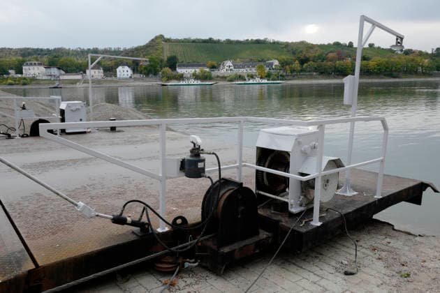 Fährbetrieb eingestellt 28.09.2026 Aufgrund Niedrigwasser ragen aus dem Rhein bei Kornsand und Nierstein Sandbänke aus dem Wasser. Bei diesem geringen Wasserpegel kann die Fahrzeugfähre nicht mehr anlegen. Baggerarbeiten zwecks Verlegen des Sandes waren nicht erfolgreich. Der Fährbetrieb wurde bis auf weiteres eingestellt. Nach Mainz oder Worms muss eine andere Überfahrt erfolgen Kornsand Hessen Deutschland