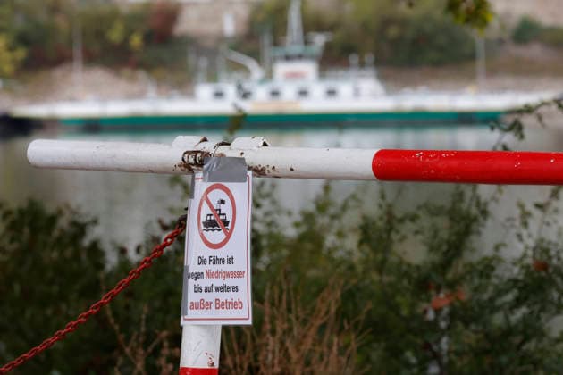 Fährbetrieb eingestellt 28.09.2026 Aufgrund Niedrigwasser ragen aus dem Rhein bei Kornsand und Nierstein Sandbänke aus dem Wasser. Bei diesem geringen Wasserpegel kann die Fahrzeugfähre nicht mehr anlegen. Baggerarbeiten zwecks Verlegen des Sandes waren nicht erfolgreich. Der Fährbetrieb wurde bis auf weiteres eingestellt. Nach Mainz oder Worms muss eine andere Überfahrt erfolgen Kornsand Hessen Deutschland