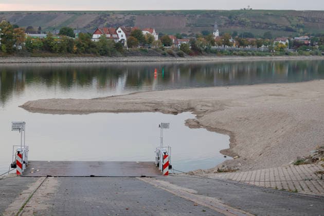 Fährbetrieb eingestellt 28.09.2026 Aufgrund Niedrigwasser ragen aus dem Rhein bei Kornsand und Nierstein Sandbänke aus dem Wasser. Bei diesem geringen Wasserpegel kann die Fahrzeugfähre nicht mehr anlegen. Baggerarbeiten zwecks Verlegen des Sandes waren nicht erfolgreich. Der Fährbetrieb wurde bis auf weiteres eingestellt. Nach Mainz oder Worms muss eine andere Überfahrt erfolgen Kornsand Hessen Deutschland
