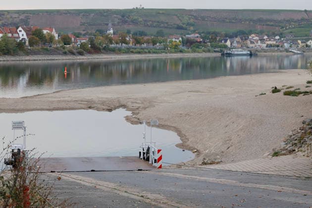 Fährbetrieb eingestellt 28.09.2026 Aufgrund Niedrigwasser ragen aus dem Rhein bei Kornsand und Nierstein Sandbänke aus dem Wasser. Bei diesem geringen Wasserpegel kann die Fahrzeugfähre nicht mehr anlegen. Baggerarbeiten zwecks Verlegen des Sandes waren nicht erfolgreich. Der Fährbetrieb wurde bis auf weiteres eingestellt. Nach Mainz oder Worms muss eine andere Überfahrt erfolgen Kornsand Hessen Deutschland
