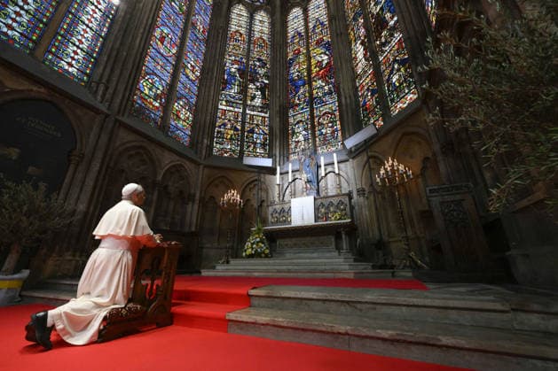 Pope Leo XIV in France - Mass At The Cathedral of Metz Pope Leo XIV prays before the celebration of the mass at the Cathedral of St. Stephen (cathédrale Saint-Étienne) in Metz, France on September 28, 2026, last day of his Apostolic Journey to France. Photo by (EV) Simone Risoluti Vatican Media ABACAPRESS.COM Metz France  Copyright: xABACAx