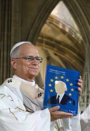 Pope Leo XIV in France - Mass At The Cathedral of Metz Pope Leo XIV is showing a book featuring the European flag and Robert Schuman s phrase ‘Serving Peace’ after the celebration of the Mass at the Cathedral of St. Stephen (cathédrale Saint-Étienne) in Metz, France on September 28, 2026, last day of his Apostolic Journey to France. Photo by (EV) Simone Risoluti Vatican Media ABACAPRESS.COM Metz France  Copyright: xABACAx