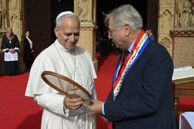 Pope Leo XIV in France - Mass At The Cathedral of Metz Pope Leo XIV and the mayor of Metz François Grosdidier before the celebration of a Mass at the Cathedral of St. Stephen (cathédrale Saint-Étienne) in Metz, France on September 28, 2026, last day of his Apostolic Journey to France. Photo by (EV) Simone Risoluti Vatican Media ABACAPRESS.COM Metz France  Copyright: xABACAx