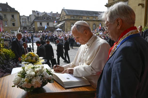 Pope Leo XIV in France - Mass At The Cathedral of Metz Pope Leo XIV and the mayor of Metz François Grosdidier before the celebration of a Mass at the Cathedral of St. Stephen (cathédrale Saint-Étienne) in Metz, France on September 28, 2026, last day of his Apostolic Journey to France. Photo by (EV) Simone Risoluti Vatican Media ABACAPRESS.COM Metz France  Copyright: xABACAx
