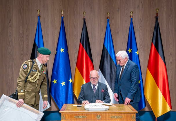 BPr Steinmeier trifft Alar Karis EUR, Deutschland, Berlin, 25.06.2026: OffizierEstlands mit einem gerahmten Bild. BPr Frank-Walter Steinmeier empfängt den Präsidenten der Republik Estland, Alar Karis und dieser trägt sich ins Gästebuch ein.