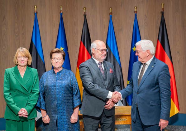 BPr Steinmeier trifft Alar Karis EUR, Deutschland, Berlin, 25.06.2026: (l-r) Elke Büdenbender, Sirje Karis, Alar Karis und BP Steinmeier. Frank-Walter Steinmeier empfängt den Präsidenten der Republik Estland, Alar Karis und dieser trägt sich ins Gästebuch ein.