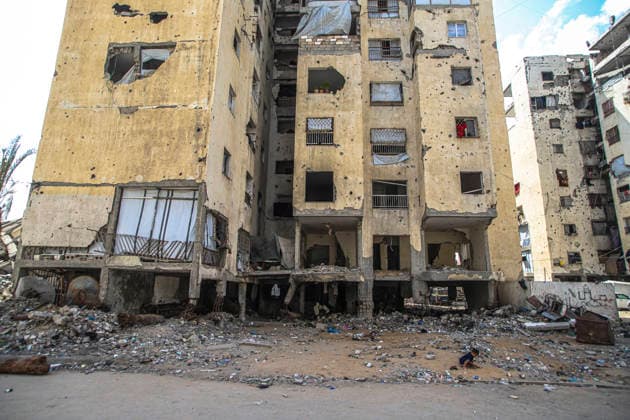 Gaza Al Karama Residential Damage Severely damaged residential towers stand amid rubble in the Al-Karama neighborhood, northwest of Gaza City, Gaza Strip, on September 28, 2026. Palestinian civilians continue to reside in severely damaged residential buildings in the Al-Karama neighborhood, which were damaged by Israeli airstrikes, amid an ongoing housing crisis in the Gaza Strip. Gaza Gaza Strip Palestinian Territories Copyright: xRamezxHabboubx
