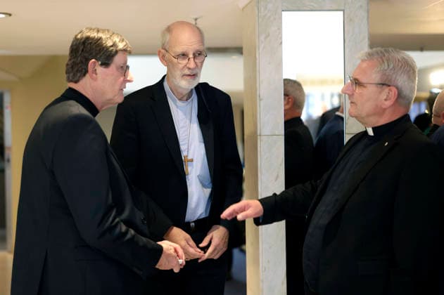 Rainer Maria Kardinal Woelki, Ansgar Puff und Dominikus Schwaderlapp beim Fototermin zum Auftakt der Herbst-Vollversammlung der Deutschen Bischofskonferenz im Sitzungssal vom Maritim Hotel. Fulda, 28.09.2026