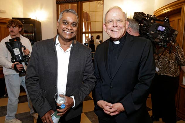 Pater Joshy Pottackal O. Carm und Ulrich Neymeyr beim Fototermin zum Auftakt der Herbst-Vollversammlung der Deutschen Bischofskonferenz im Sitzungssal vom Maritim Hotel. Fulda, 28.09.2026