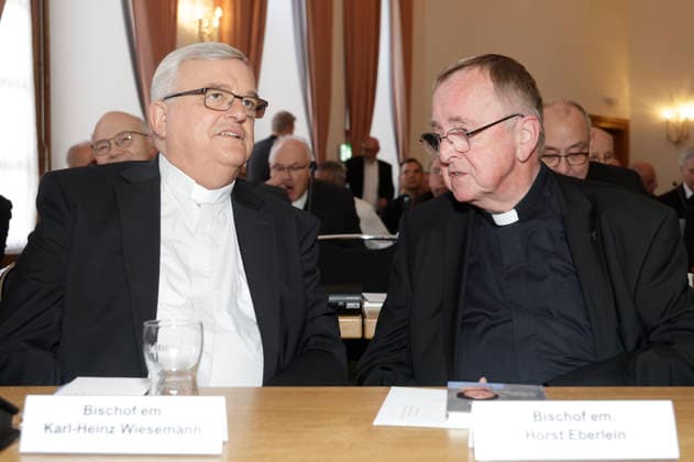 Karl-Heinz Wiesemann und Horst Eberlein beim Fototermin zum Auftakt der Herbst-Vollversammlung der Deutschen Bischofskonferenz im Sitzungssal vom Maritim Hotel. Fulda, 28.09.2026