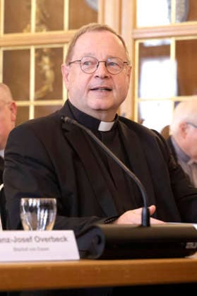 Georg Bätzing beim Fototermin zum Auftakt der Herbst-Vollversammlung der Deutschen Bischofskonferenz im Sitzungssal vom Maritim Hotel. Fulda, 28.09.2026