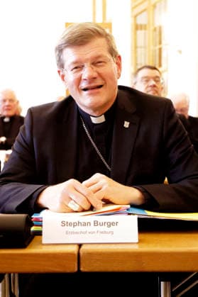 Stephan Burger beim Fototermin zum Auftakt der Herbst-Vollversammlung der Deutschen Bischofskonferenz im Sitzungssal vom Maritim Hotel. Fulda, 28.09.2026