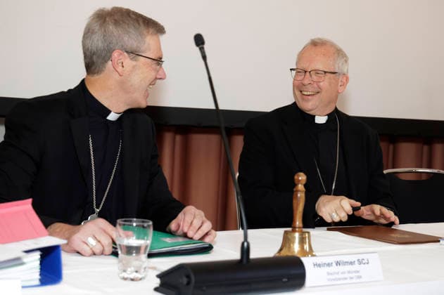 Heiner Wilmer und Hubertus Matheus Maria van Megen beim Fototermin zum Auftakt der Herbst-Vollversammlung der Deutschen Bischofskonferenz im Sitzungssal vom Maritim Hotel. Fulda, 28.09.2026