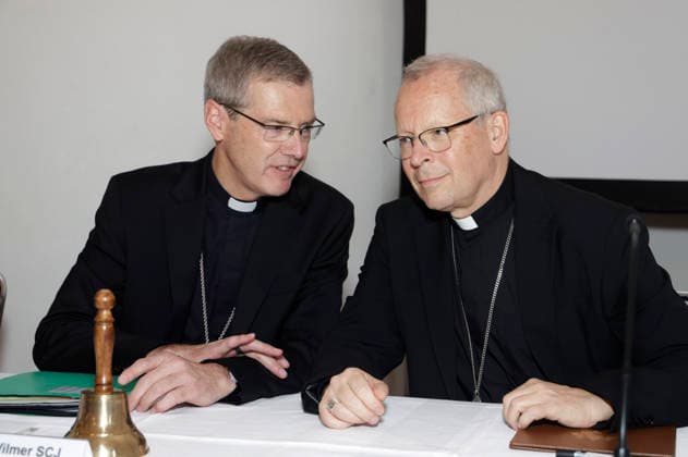 Heiner Wilmer und Hubertus Matheus Maria van Megen beim Fototermin zum Auftakt der Herbst-Vollversammlung der Deutschen Bischofskonferenz im Sitzungssal vom Maritim Hotel. Fulda, 28.09.2026