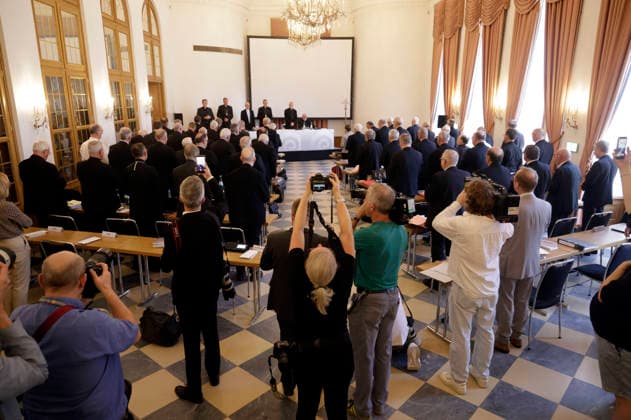 Die Bischöfe und Weihbischöfe beten zum Auftakt der Herbst-Vollversammlung der Deutschen Bischofskonferenz im Sitzungssal vom Maritim Hotel. Fulda, 28.09.2026