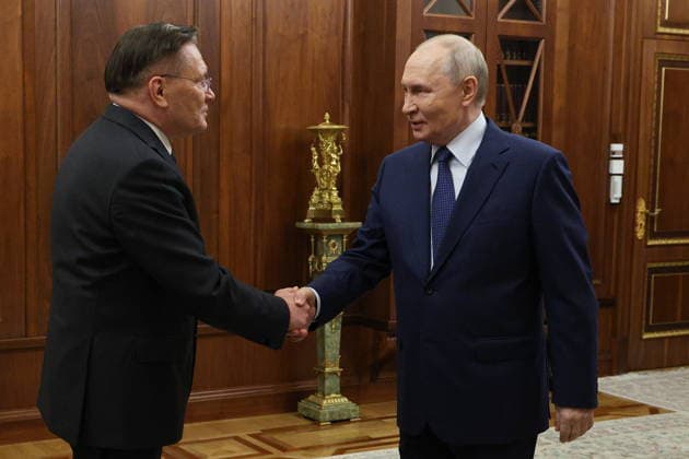 RUSSIA, MOSCOW - SEPTEMBER 28, 2026: Rosatom CEO Alexei Likhachev (L) and Russia s President Vladimir Putin shake hands during a meeting in the Kremlin Moscow Russia  - ZUMAt113 20260928_zaa_t113_199 Copyright: xVyacheslavxProkofyevx