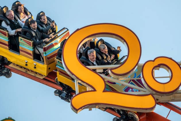 Ministerpräsident Markus Söder, CSU, und der Münchner Oberbürgermeister Dominik Krause, Die Grünen, fahren gemeinsam den Olympia-Looping auf dem Oktoberfest, nach erfolgreicher Münchner Olympia-Bewerbung, München, 28. September 2026 Deutschland, München, 28. September 2026, der Bayerische Ministerpräsident Markus Söder, CSU, und der Münchner Oberbürgermeister Dominik Krause, Die Grünen, fahren gemeinsam den Olympia-Looping auf dem Oktoberfest, nachdem die Münchner Olympia-Bewerbung erfolgreich war, München wird deutscher Olympia-Bewerber, Entscheidung des Deutschen Olympischen Sportbunds DOSB für München als Austragungsort der Olympiade 2036, 2040 oder 20244, Sport, Bayern