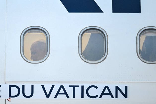 French President Emmanuel Macron and his wife Brigitte Macron welcomed Pope Leo XIV at the Metz airport in northeastern France on Monday, September 28, 2026, before his departure for the Vatican, marking the end of his visit to France. Jeanne Accorsini, Pool Bestimage, Metz, France  Copyright: xJeannexAccorsini Pool BestimagexJeannexAccorsini Pool Bestimagex