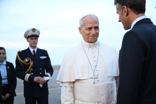 French President Emmanuel Macron and his wife Brigitte Macron welcomed Pope Leo XIV at the Metz airport in northeastern France on Monday, September 28, 2026, before his departure for the Vatican, marking the end of his visit to France. Jeanne Accorsini, Pool Bestimage, Metz, France  Copyright: xJeannexAccorsini Pool BestimagexJeannexAccorsini Pool Bestimagex