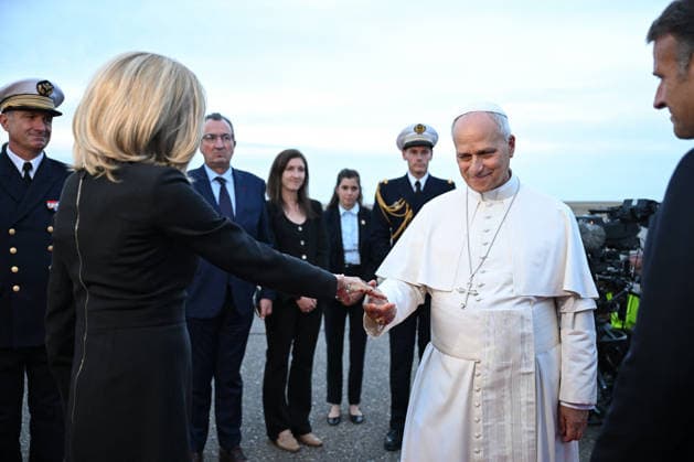 French President Emmanuel Macron and his wife Brigitte Macron welcomed Pope Leo XIV at Metz Airport in northeastern France on Monday, September 28, 2026, before his departure for the Vatican, marking the end of his visit to France. Jeanne Accorsini, Pool Bestimage, Metz, France  Copyright: xJeannexAccorsini Pool BestimagexJeannexAccorsini Pool Bestimagex