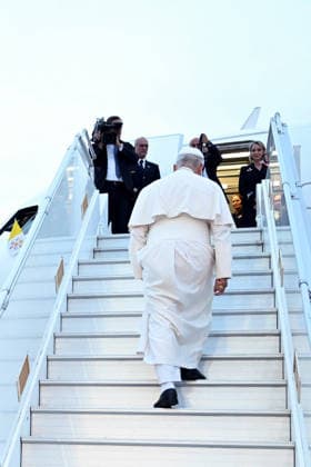 French President Emmanuel Macron and his wife Brigitte Macron welcomed Pope Leo XIV at Metz Airport in northeastern France on Monday, September 28, 2026, before his departure for the Vatican, marking the end of his visit to France. Jeanne Accorsini, Pool Bestimage, Metz, France  Copyright: xJeannexAccorsini Pool BestimagexJeannexAccorsini Pool Bestimagex