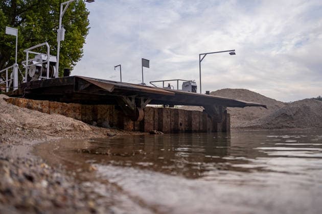 Trebur-Kornsand GER, Rheinfaehre muss Betrieb wegen Niedrigwasser einstellen, Anlegestelle Trebur-Kornsand, 28.09.2026 Freisteller, Anlegevorrichtung hat keinen Kontakt zum Wasser, GER, Rheinfaehre muss Betrieb wegen Niedrigwasser einstellen, Anlegestelle Trebur-Kornsand, 28.09.2026, Copyright: xEibner-Pressefoto J-NxGroemlingx EP_JGG