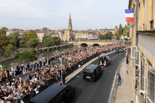 Visit to Metz of Pope Leo XIV - RL Pope Leo XIV pictured on his stroll on popemobile accross Metz, France on September 28, 2026. Pope Leo XIV makes a historic apostolic journey of four days to France scheduled for September 25 to 28, 2026. Photo by Raphael Lafargue ABACAPRESS.COM Metz France  Copyright: xLafarguexRaphael ABACAx