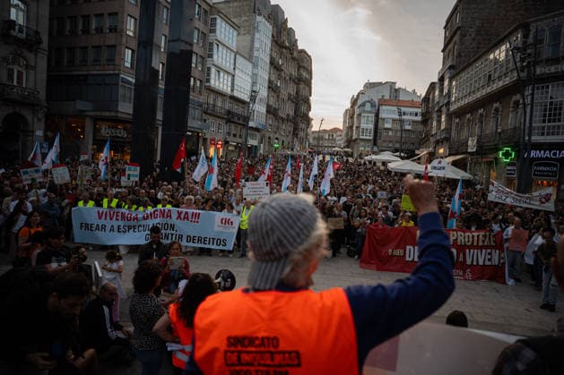 Rally in Vigo in Support of the Maricarmen Decree Dozens of people at a rally in support of the Maricarmen Decree on September 28, 2026, in Vigo, Pontevedra, Galicia, Spain. Organized by the Vigo Housing Alliance, the protest aims to show support for the Maricarmen Decree, the new housing decree demanded by tenants’ unions, named in honor of the octogenarian who was evicted last Wednesday, September 23, in Madrid SEPTEMBER 28, 2026 Adriá Vigo, Pontevedra, Galicia, Vigo, Pontevedra, Galicia, Spain Copyright: xAdrianxIragox 7806620