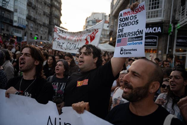 Rally in Vigo in Support of the Maricarmen Decree Dozens of people at a rally in support of the Maricarmen Decree on September 28, 2026, in Vigo, Pontevedra, Galicia, Spain. Organized by the Vigo Housing Alliance, the protest aims to show support for the Maricarmen Decree, the new housing decree demanded by tenants’ unions, named in honor of the octogenarian who was evicted last Wednesday, September 23, in Madrid SEPTEMBER 28, 2026 Adriá Vigo, Pontevedra, Galicia, Vigo, Pontevedra, Galicia, Spain Copyright: xAdrianxIragox 7806624